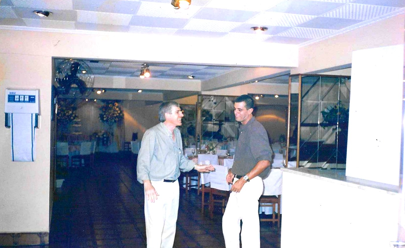 Paulo e o primeiro cliente no Restaurante Rondello, 1998